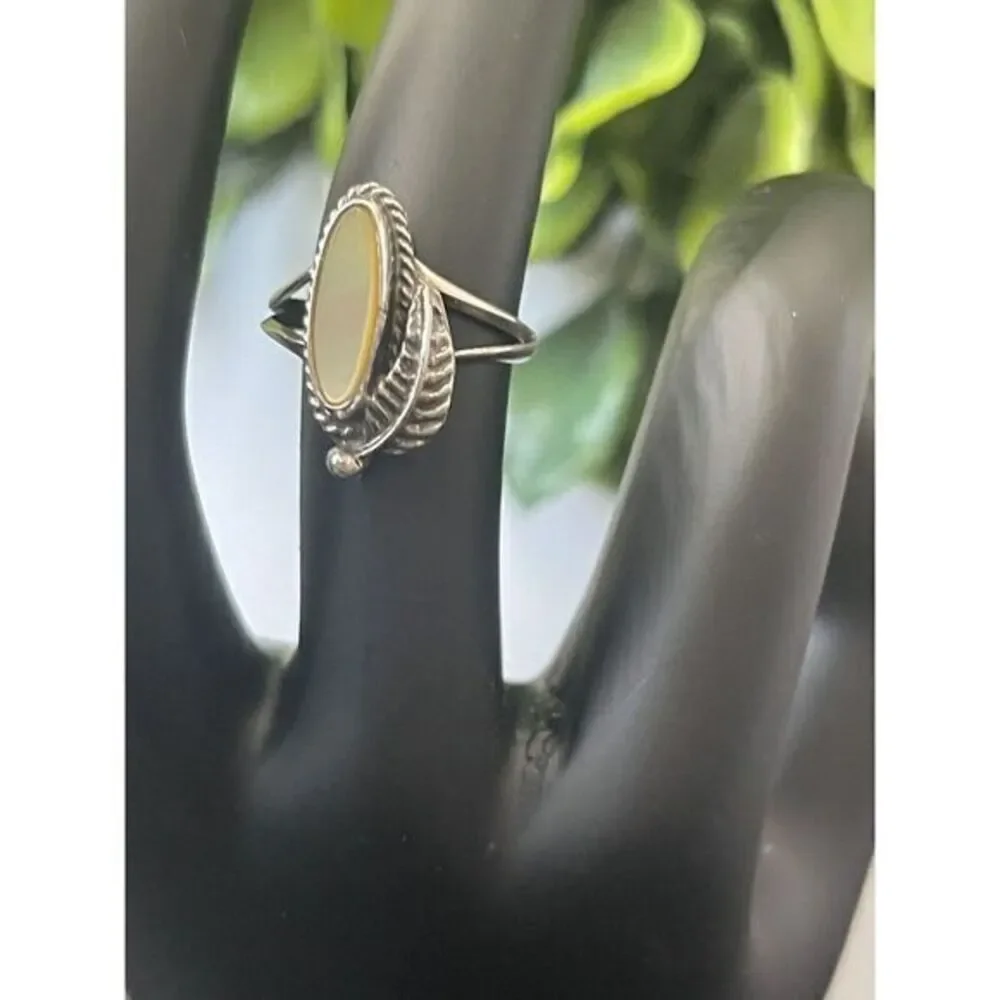Vintage Navajo Feather and Mother Of Pearl Long Sterling‎ Silver Ring Size 5